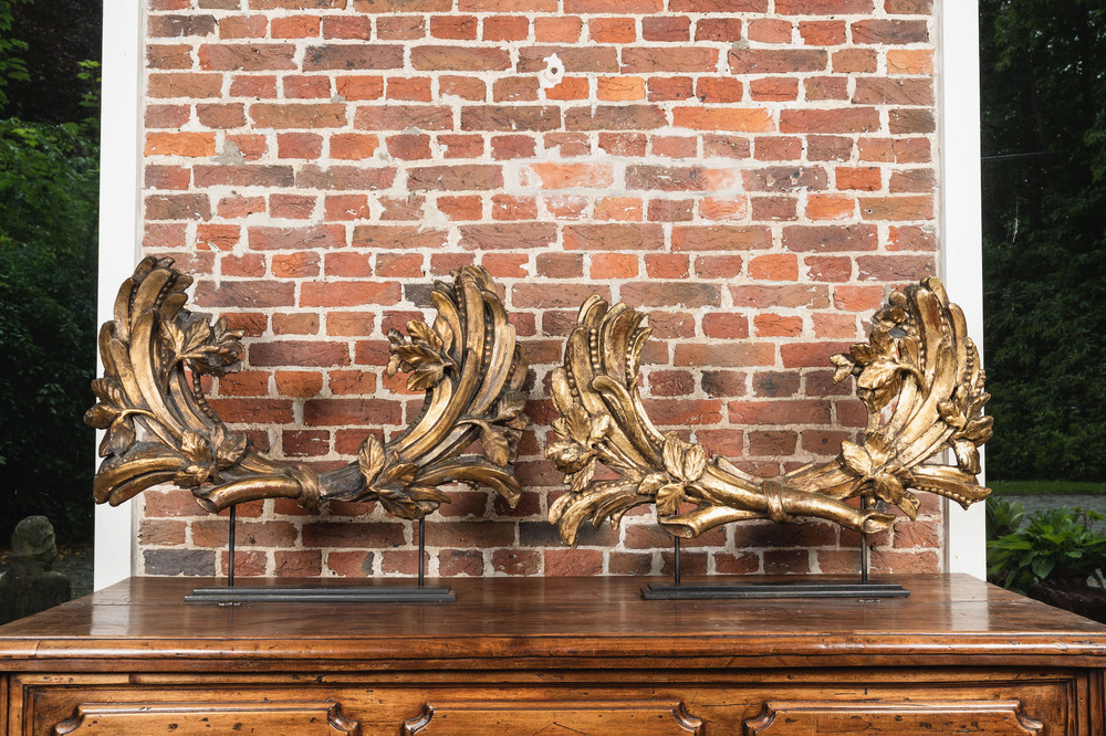 A pair of gilt wooden laurel wreaths, 18th C.