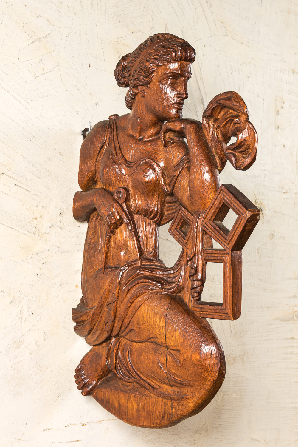 Relief en bois sculpt&eacute; &agrave; deux faces figurant la Muse grecque Uranie comme all&eacute;gorie de la g&eacute;ometrie, Li&egrave;ge, 18/19&egrave;me