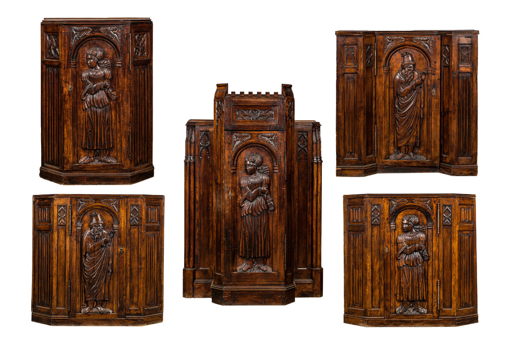 Cinq armoires &agrave; une porte de style n&eacute;o-gothique en ch&ecirc;ne richement sculpt&eacute;es, 19/20&egrave;me