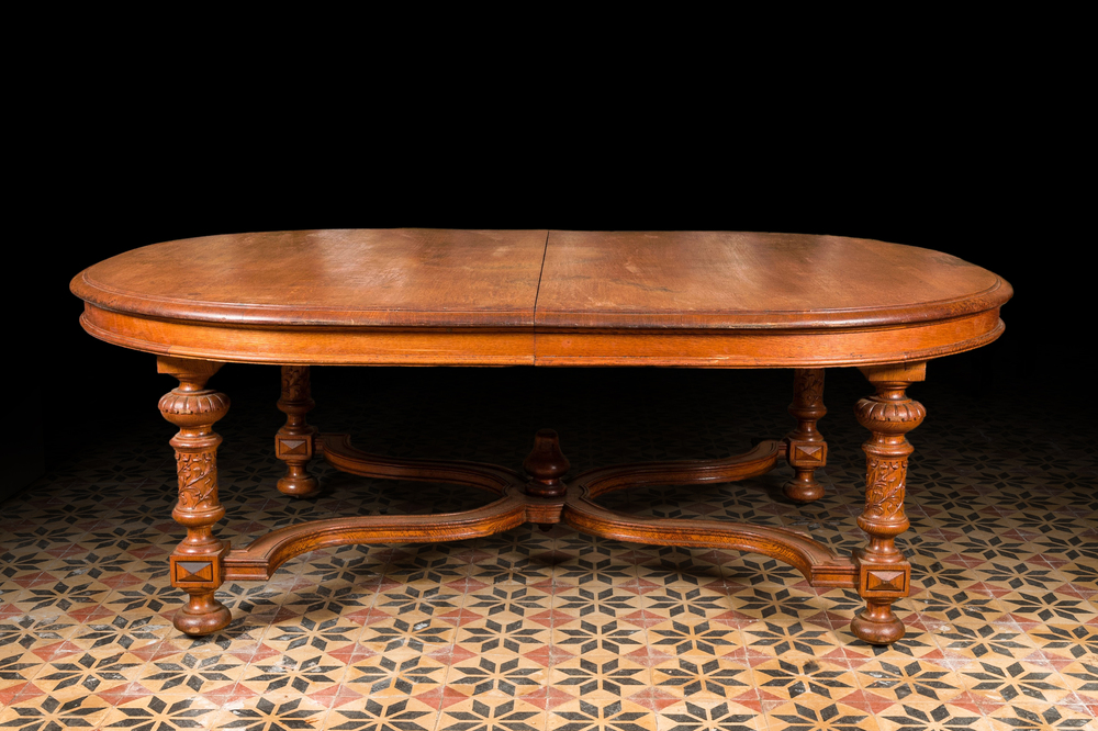Een grote ovale houten tafel met gesculpteerde balusterpoten, begin 20e eeuw
