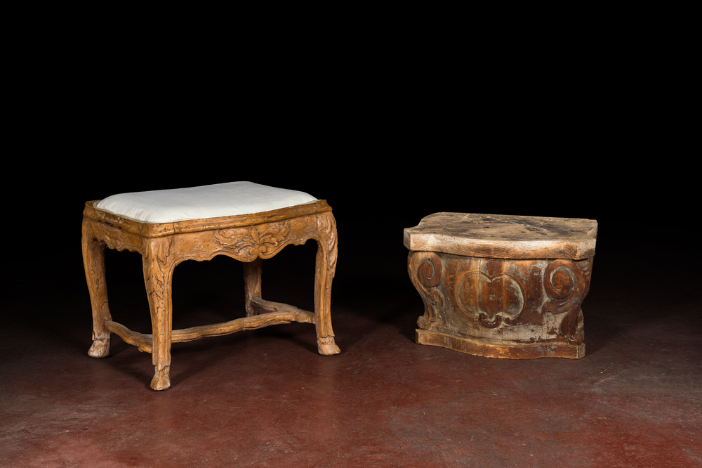 Tabouret tapiss&eacute; en bois sculpt&eacute; accompagn&eacute; d'un socle, probablement France, 18/19&egrave;me