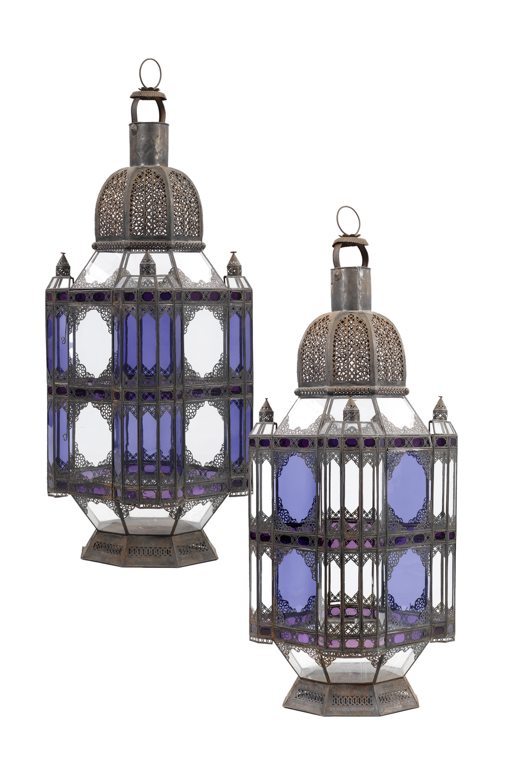 Een paar grote Marokkaanse lantaarns in metaal met paars glas, midden 20e eeuw