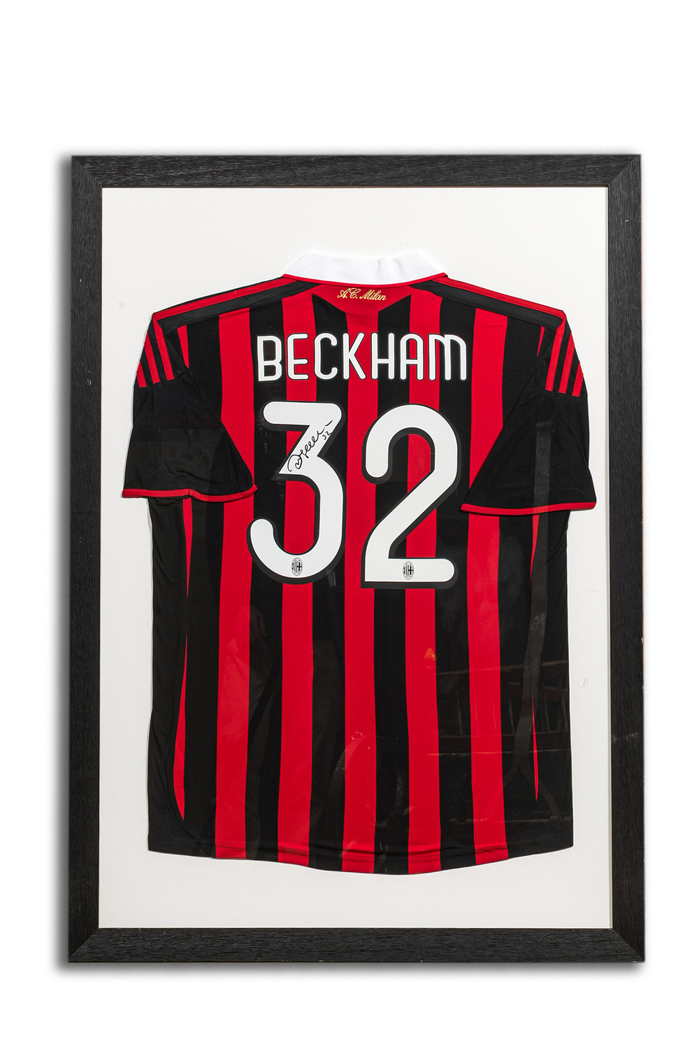Een ingekaderde A.C. Milan voetbaltrui gesigneerd door David Beckham