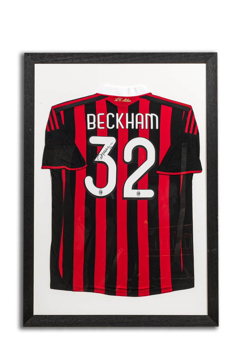 Maillot de football A.C. Milan encadr&eacute; et sign&eacute; par David Beckham