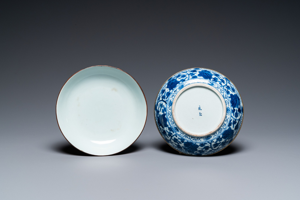 Paire d'assiettes en porcelaine de Chine 'Bleu de Hue' pour le Vietnam, marque Ngoạn ngọc 玩玉, 19&egrave;me