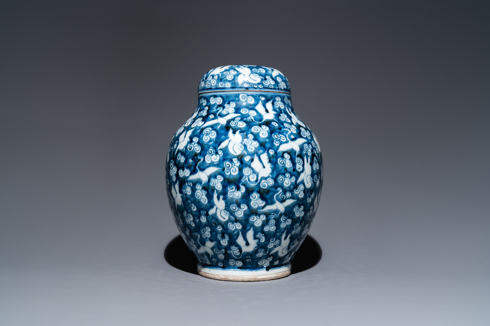 Pot couvert en porcelaine de Chine en bleu et blanc &agrave; d&eacute;cor de grues, 19/20&egrave;me