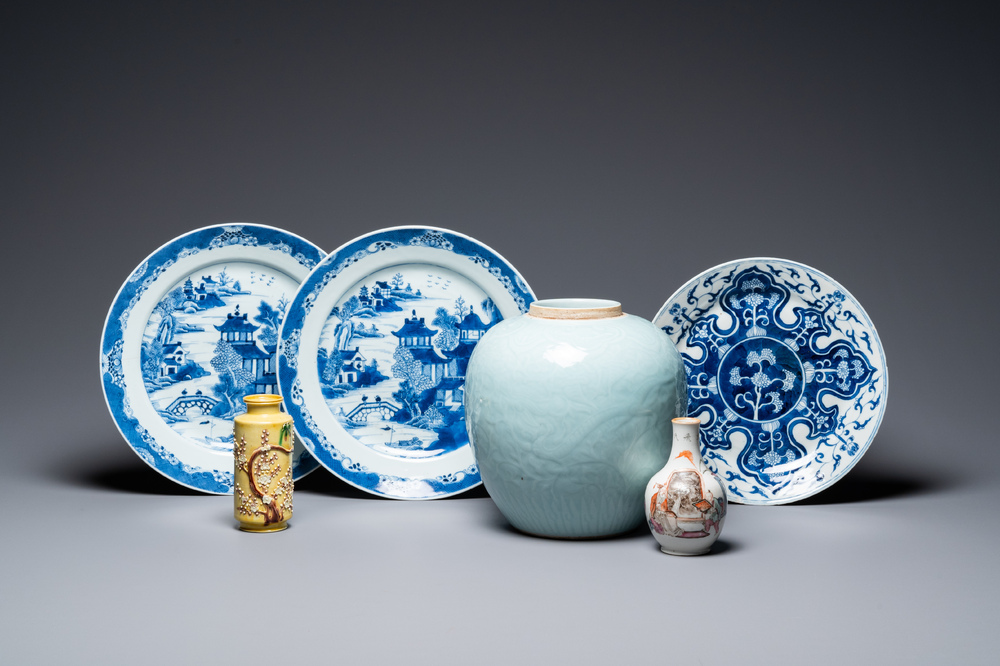 Six various Chinese blue and white, celadon and famille rose porcelain wares, 19/20th C.