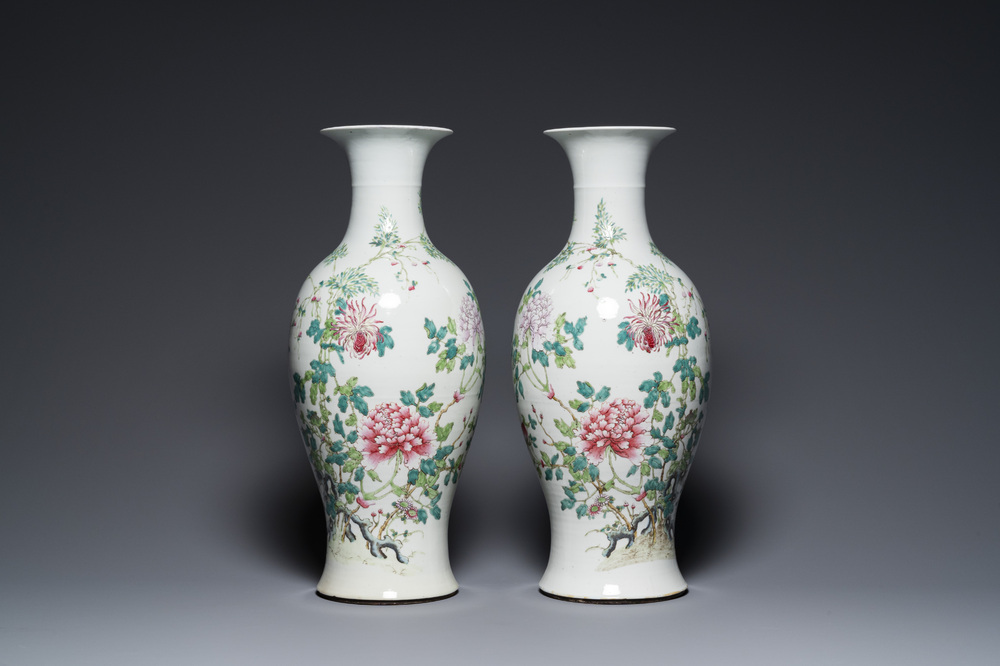 Paire de vases en porcelaine de Chine famille rose &agrave; d&eacute;cor floral, marque de Qianlong, 19/20&egrave;me