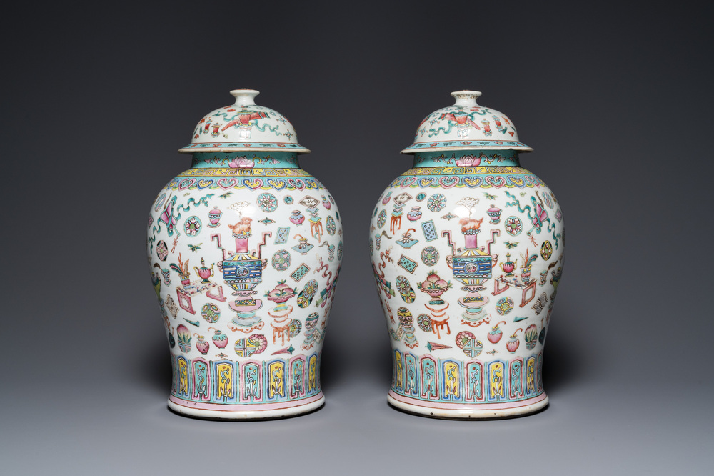 Paire de vases couverts en porcelaine de Chine famille rose &agrave; d&eacute;cor d'antiquit&eacute;s, 19&egrave;me