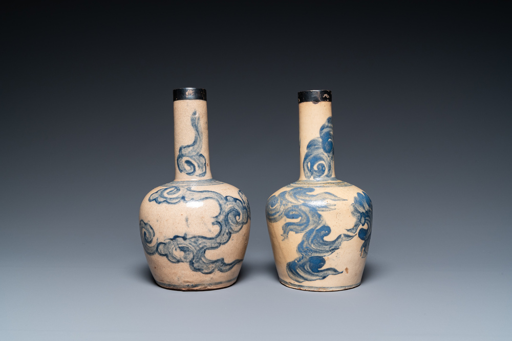 Paire de vases de formes bouteilles en gr&egrave;s &agrave; d&eacute;cor de nuages, Vietnam, 19&egrave;me