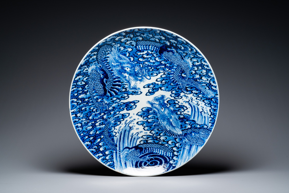 Grand plat exceptionnel en porcelaine Arita de Japon en bleu et blanc &agrave; d&eacute;cor de dragons, Meiji, 19&egrave;me