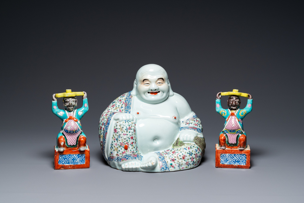 Paire de bougeoirs et un Bouddha en porcelaine de Chine famille rose, 19/20&egrave;me