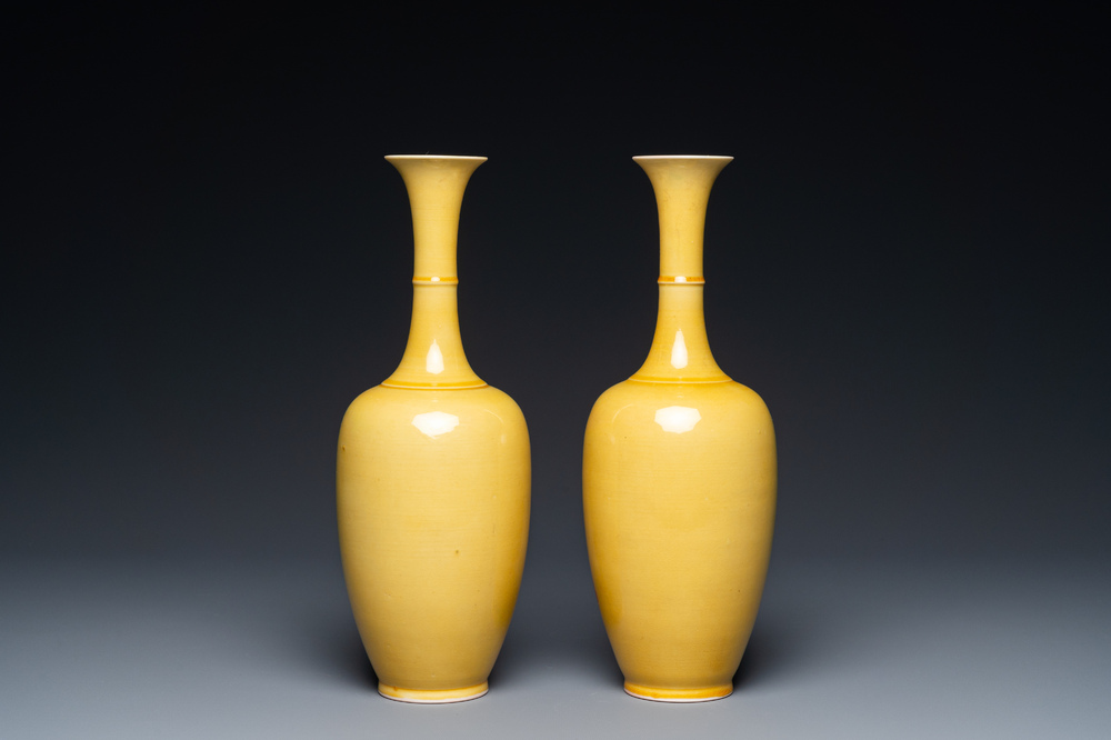 Paire de vases en porcelaine de Chine en jaune monochrome, marque de Kangxi, 20&egrave;me