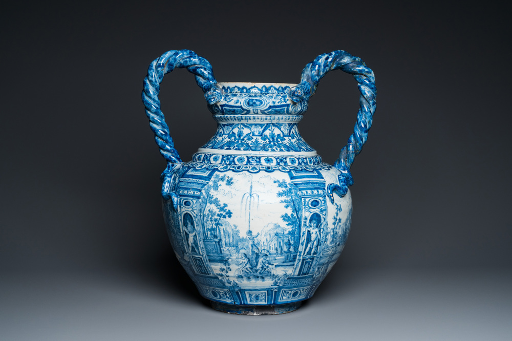 Grand vase en fa&iuml;ence de Delft en bleu et blanc &agrave; d&eacute;cor d'un manoir, 1er quart du 18&egrave;me