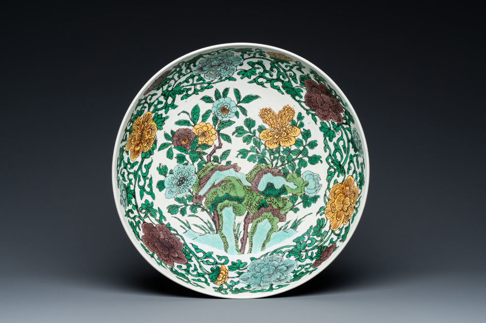 Rare plat en biscuit &eacute;maill&eacute; sancai &agrave; d&eacute;cor d'un dragon de fa&ccedil;on anhua, marque et &eacute;poque de Kangxi