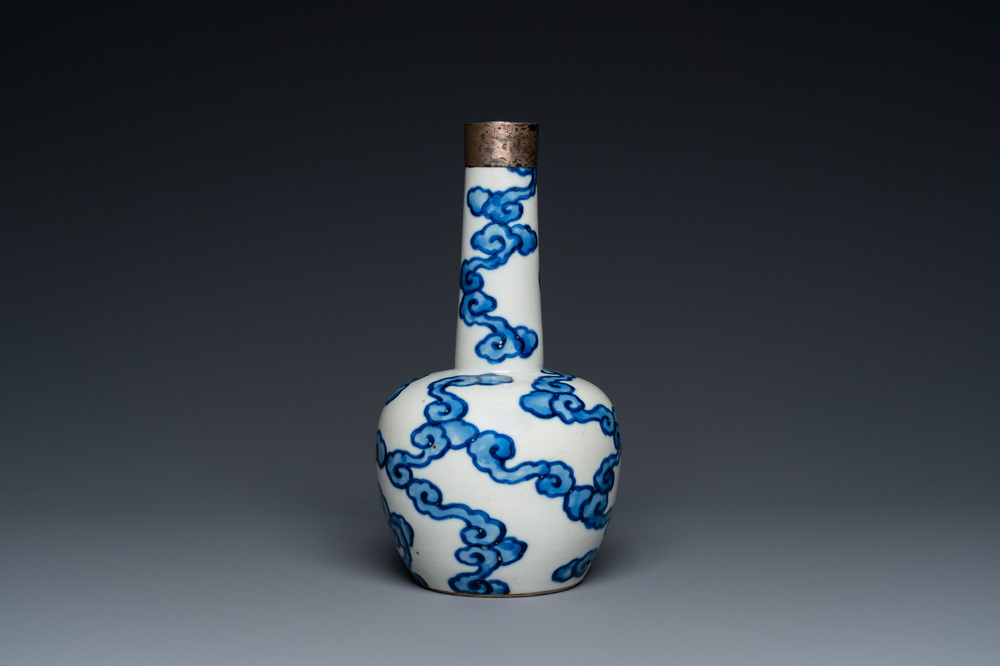 A Chinese blue and white 'Bleu de Hue' vase for the Vietnamese market, Thọ 壽 mark, 18/19th C.