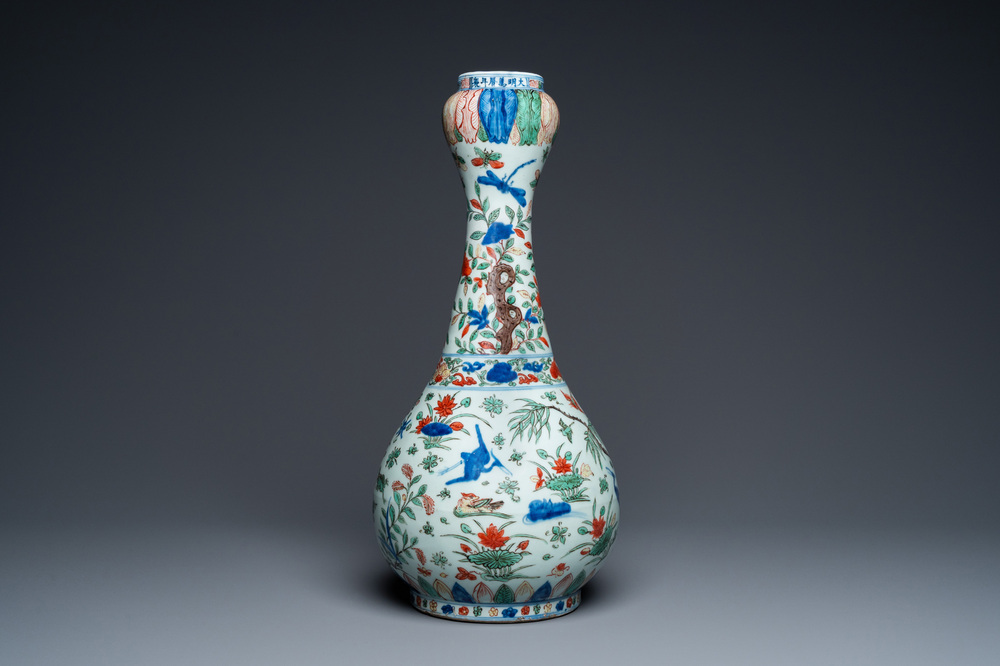 Vase de forme bouteille à tête d'ail en porcelaine de Chine wucai, marque et époque de Wanli