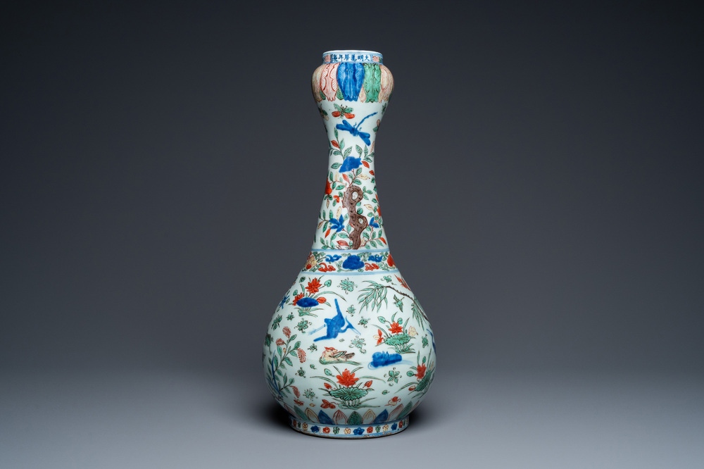 Vase de forme bouteille &agrave; t&ecirc;te d'ail en porcelaine de Chine wucai, marque et &eacute;poque de Wanli