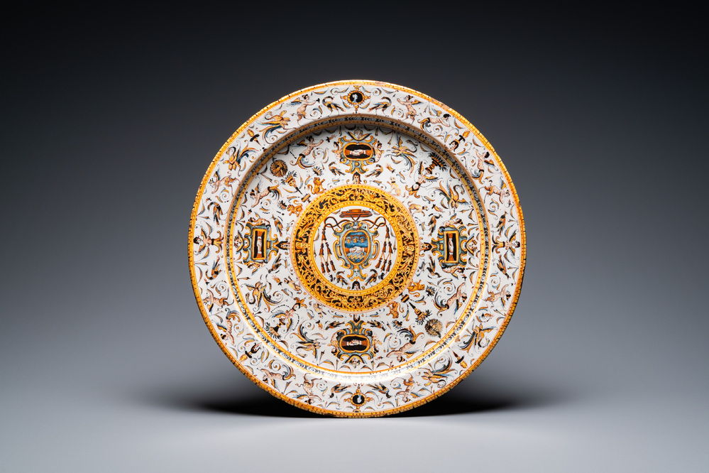 Een grote Italiaanse majolica schotel met het wapen van Kardinaal Toschi, Deruta, gedat. 1609