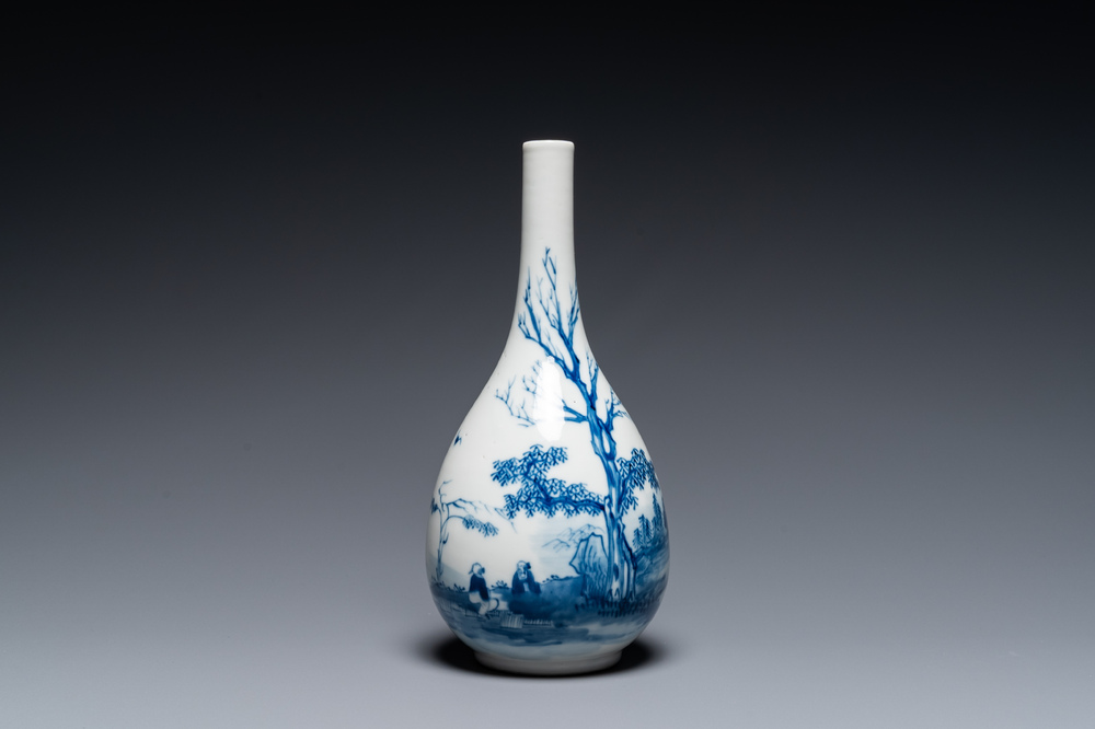 A Chinese blue and white 'Bleu de Hue' bottle vase for the Vietnamese market, Thọ 壽 mark, 19th C.