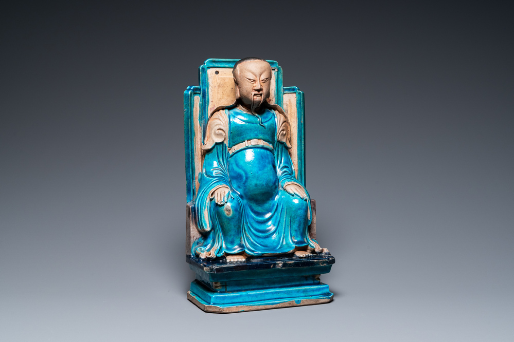 Een Chinese fahua-geglazuurde biscuit figuur van Zhenwu, Ming