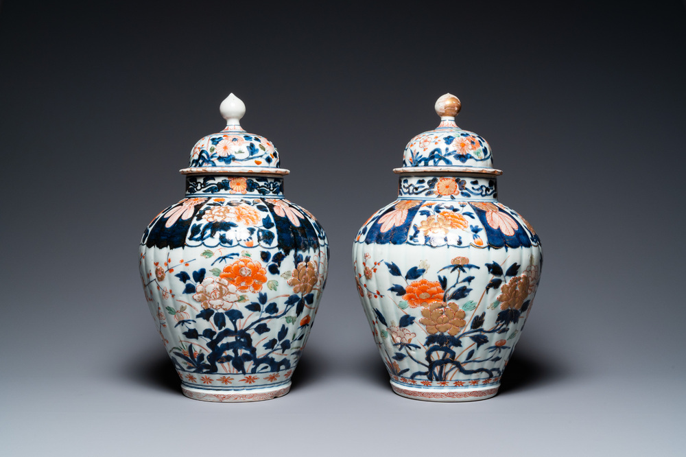 Paire de vases couverts en porcelaine Imari de Japon, Edo, 17/18&egrave;me