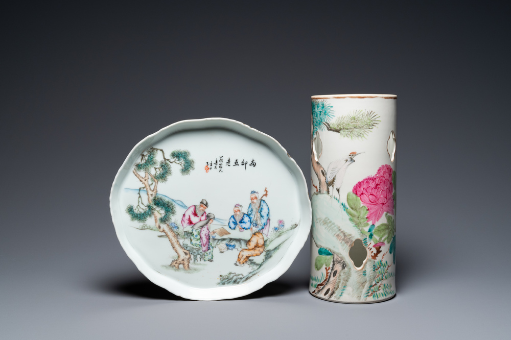 Een Chinees famille rose plateau met go-spelers en een qianjiang cai hoedensteun, 19/20e eeuw