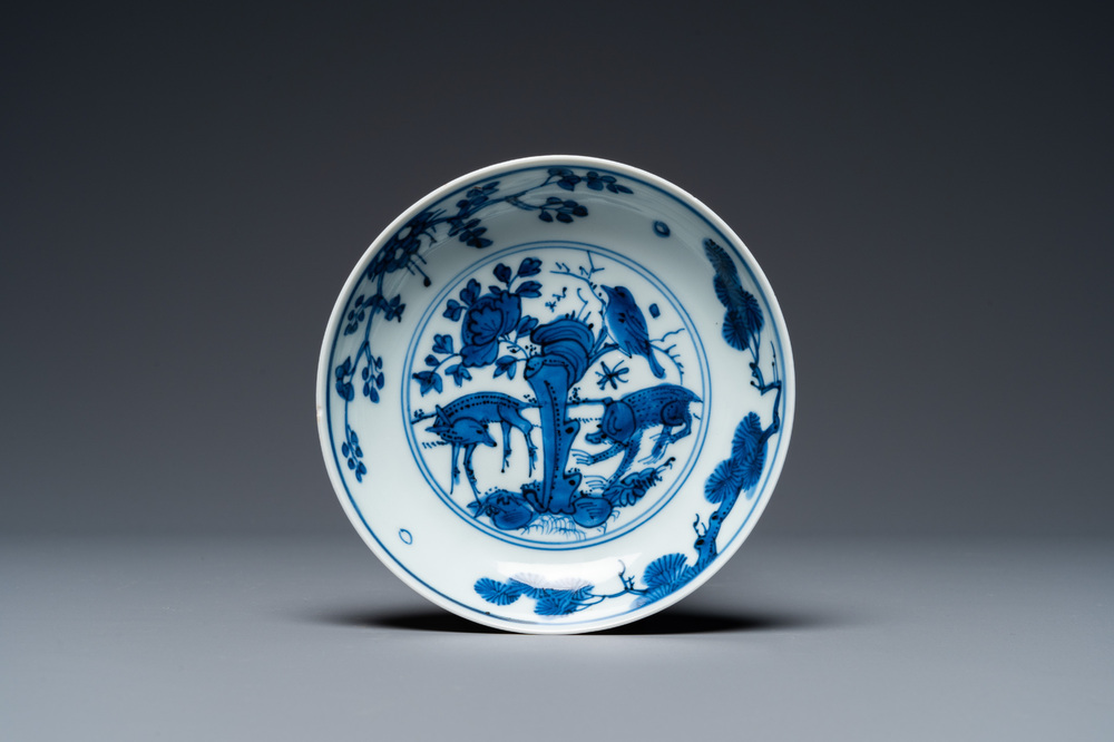 Een Chinees blauw-wit 'aap, hert en vogel' bordje, Xuande merk, Jiajing of Wanli