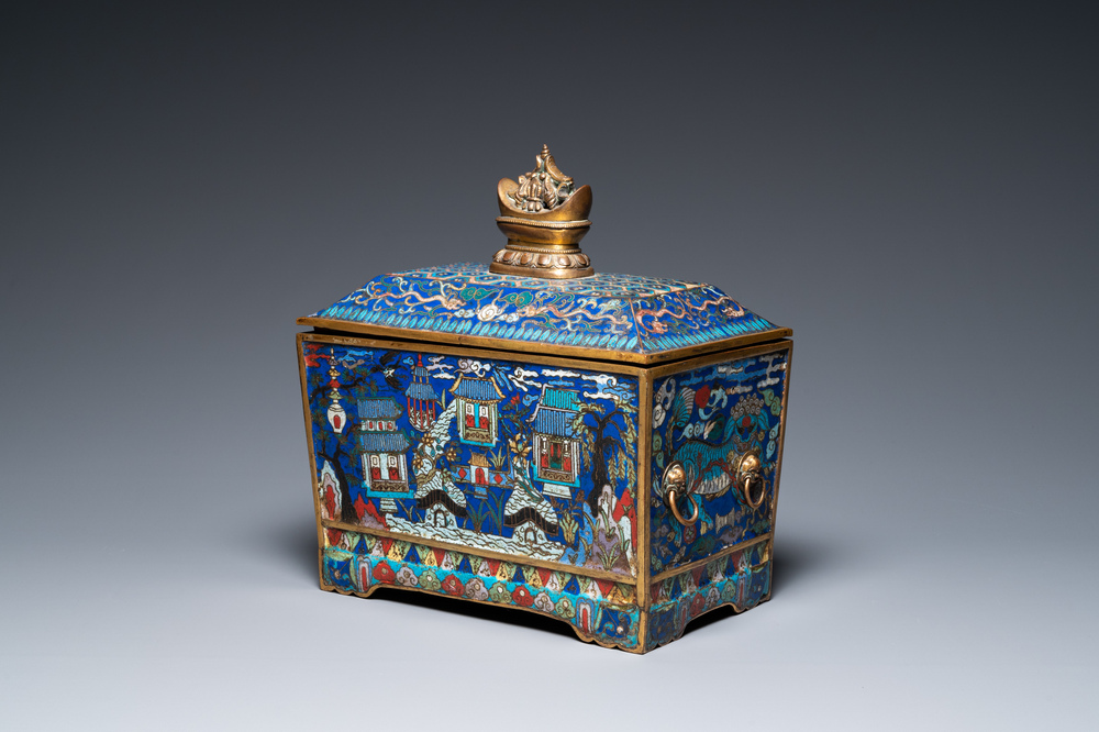 Een rechthoekige Chinese cloisonn&eacute; wierookbrander met deksel, Qing