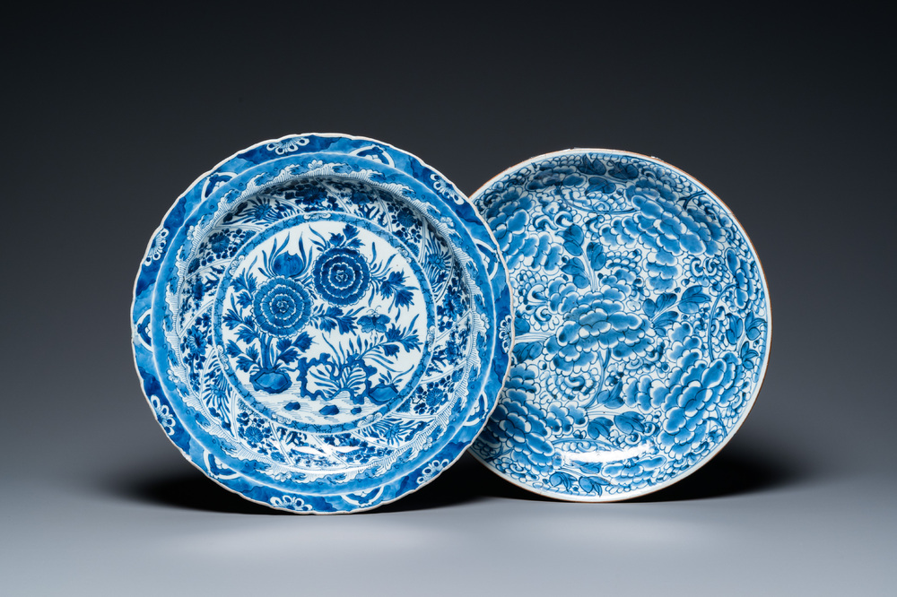 Deux plats en porcelaine de Chine en bleu et blanc, Kangxi