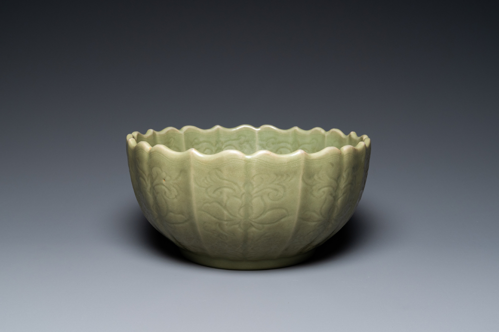 Grand bol en porcelaine de Chine c&eacute;ladon de Longquan &agrave; d&eacute;cor incis&eacute; de lotus, Ming