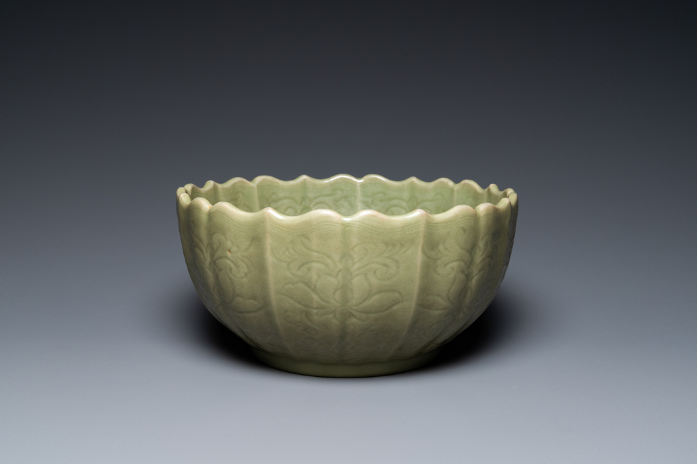 Een grote Chinese Longquan celadon kom met onderglazuur lotusdecor, Ming