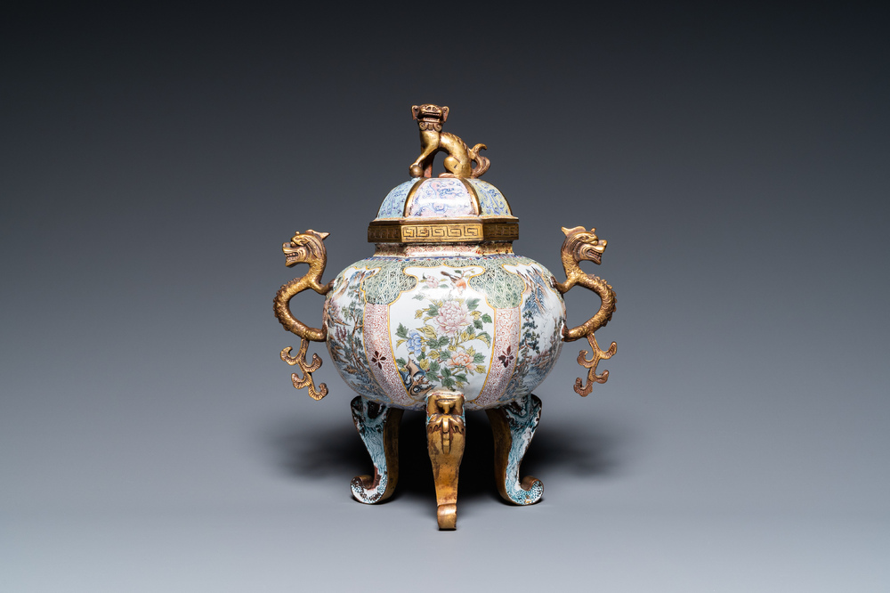 Grand br&ucirc;le-parfum couvert en &eacute;maux de Canton, marque de Qianlong, 19&egrave;me