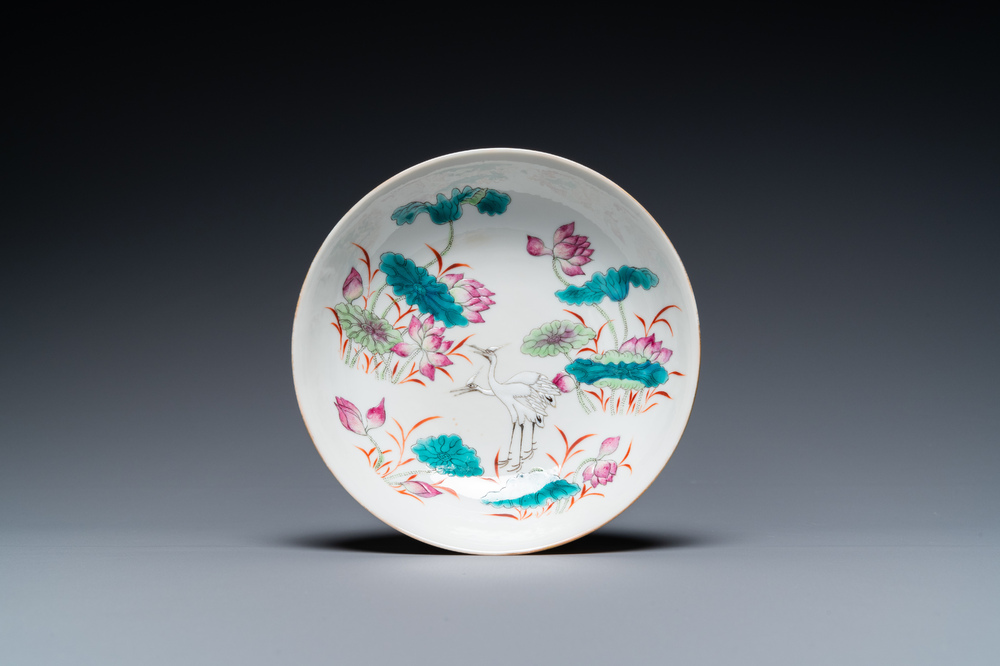 A Chinese famille rose 'two cranes' plate, Xiao Pu Shi Zhi 小圃氏製 mark, 19th C.