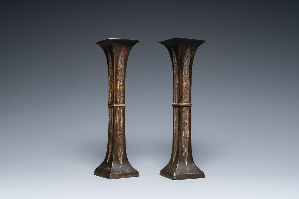 Paire de vases en bronze partiellement dor&eacute;, marque Ai Long Zhi 愛龍製, fin Ming ou d&eacute;but Qing