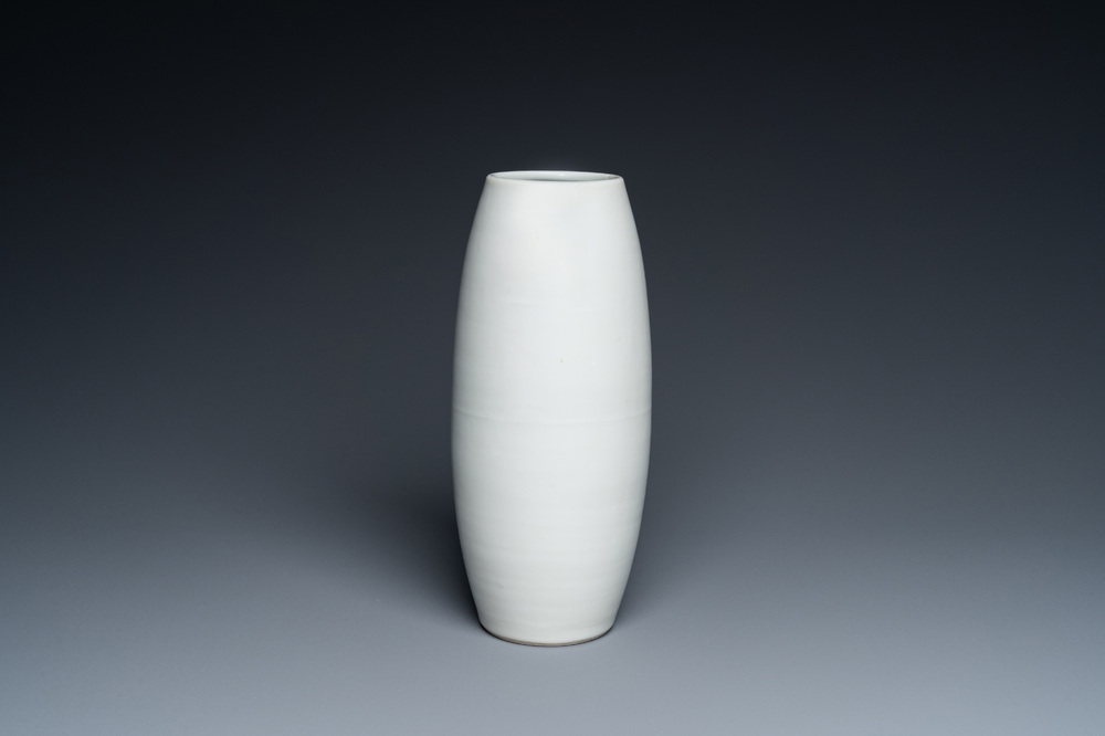 Vase en porcelaine de Chine en blanc monochrome, 18&egrave;me