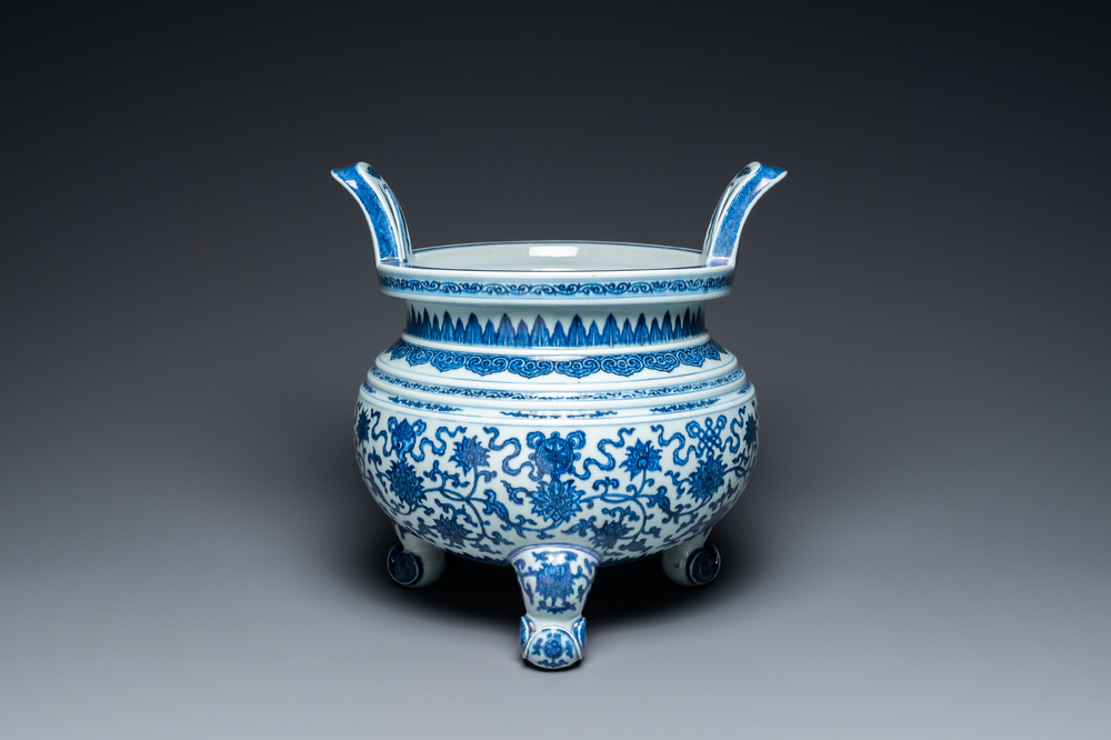 Een grote Chinese blauw-witte driepotige 'bajixiang' wierookbrander met lotusslingers, Qianlong