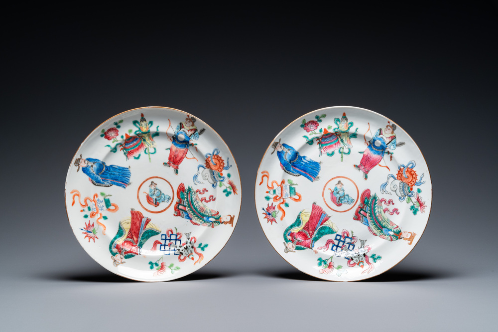 Paire de plats en porcelaine de Chine famille rose, 19&egrave;me