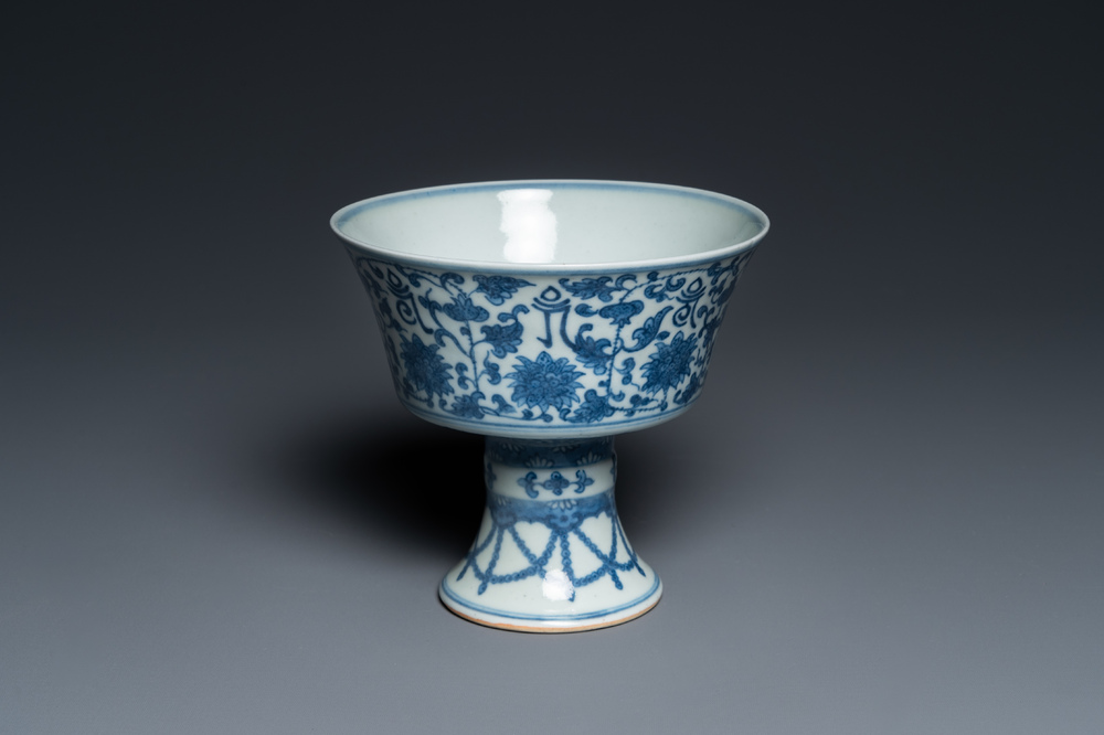 Bol sur talon en porcelaine de Chine en bleu et blanc, marque de Qianlong, 19&egrave;me