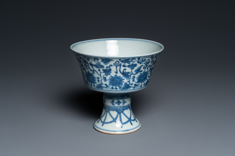 Een Chinese blauw-witte 'Lan&ccedil;a' stem cup, Qianlong merk, 19e eeuw