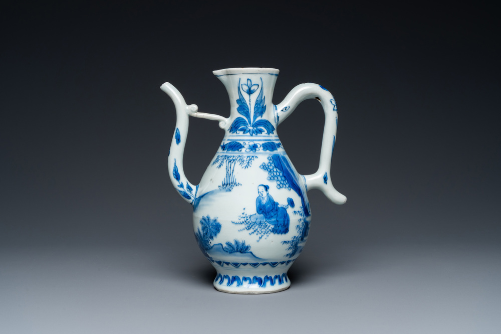 Verseuse en porcelaine de Chine en bleu et blanc &agrave; d&eacute;cor de figures dans un paysage, &eacute;poque Transition