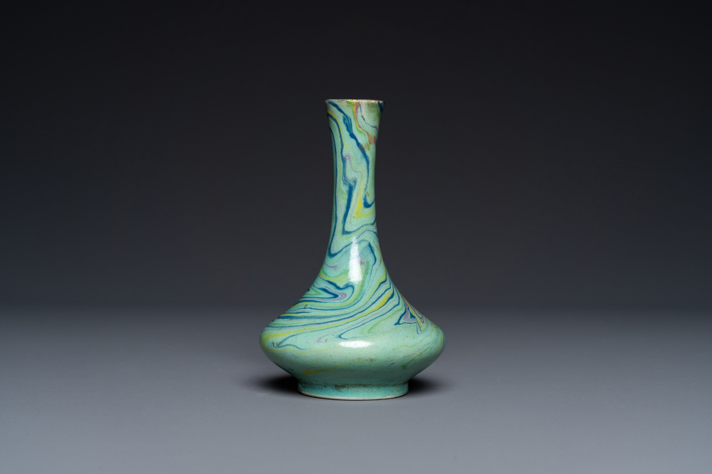 Vase de forme bouteille en porcelaine de Chine polychrome, Qianlong