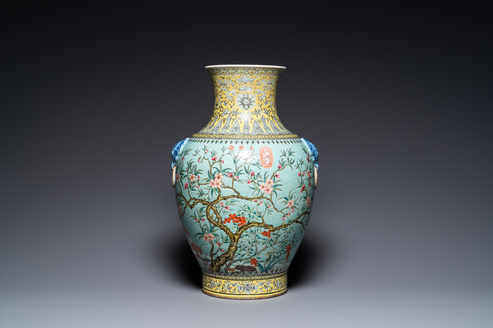 Grand vase en porcelaine de Chine de style Dayazhai &agrave; fond turquoise, marque de Yong Qing Chang Chun, 19/20&egrave;me