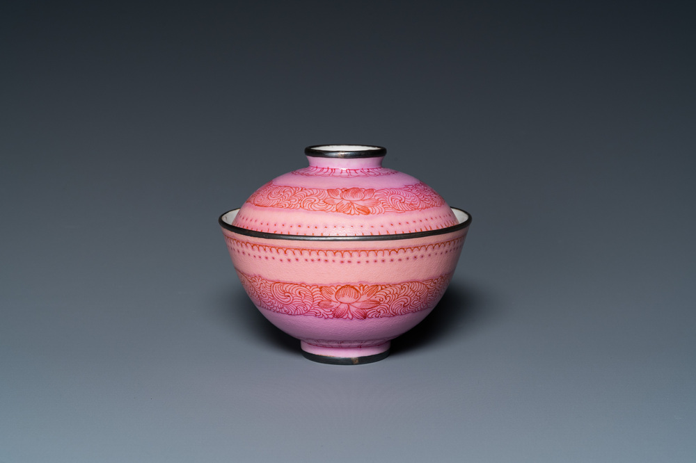 Een Chinese met zilver gemonteerde dekselkom met roze fondkleur, Qianlong merk en periode