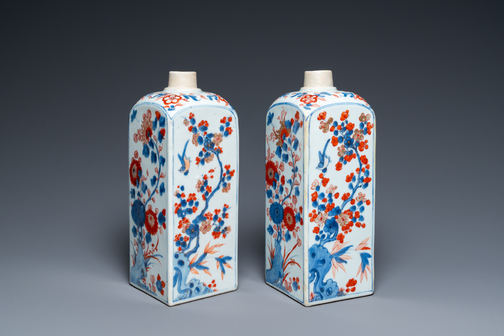 Paire de bouteilles de forme carr&eacute;e en porcelaine de Chine de style Imari, Kangxi