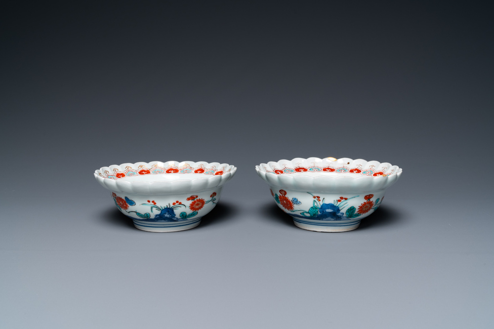 Een paar Japanse Kakiemon kommen met floraal decor, Edo, 17/18e eeuw