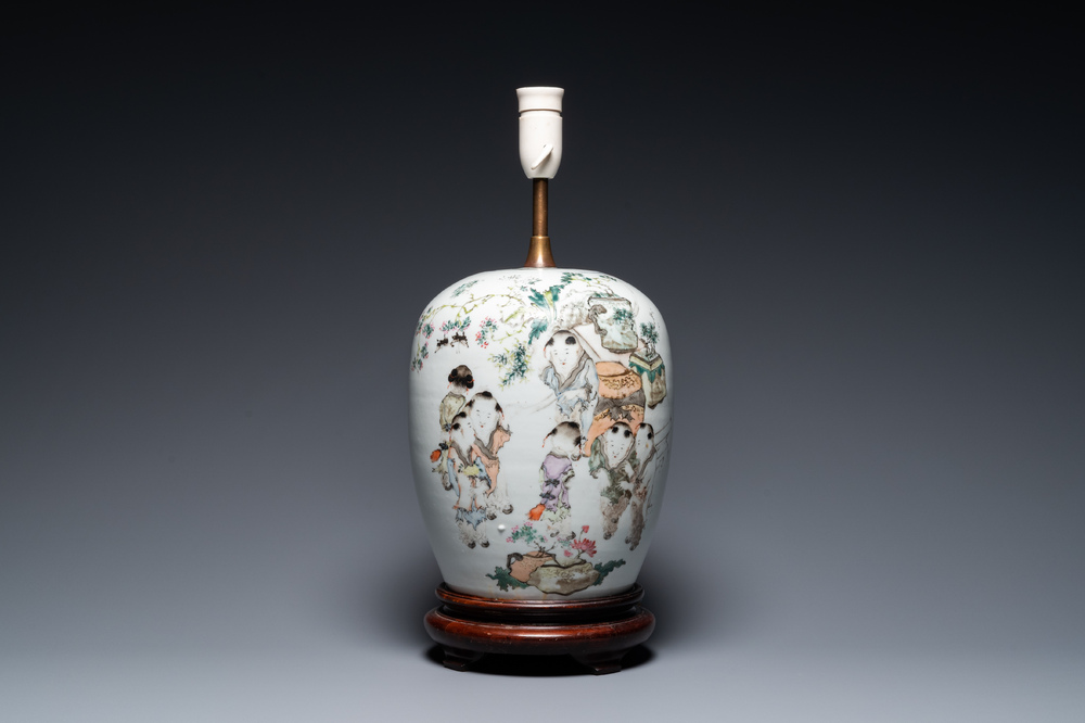 Een Chinese qianjiang cai pot tot lamp omgevormd, gesigneerd Ma Qing Yun 馬慶雲, 19e eeuw