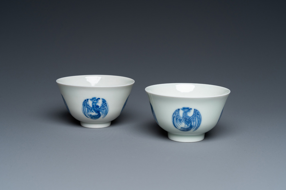 Paire de bols en porcelaine de Chine en bleu et blanc &agrave; d&eacute;cor de ph&eacute;nix, marque de Daoguang, 19/20&egrave;me