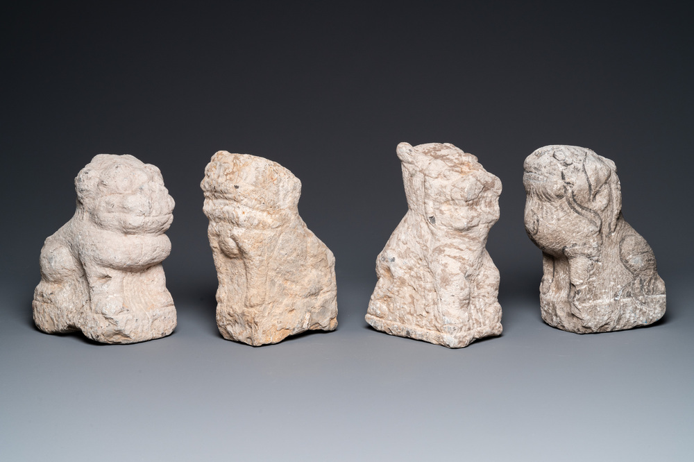 Vier Chinese stenen sculpturen van leeuwen, mogelijk Tang