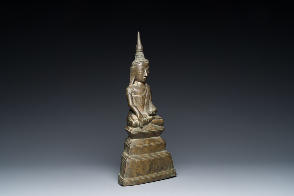 Bouddha Shakyamuni au dos inscrit en bronze de style Shang, dynastie Konbaung, Birmanie, 18&egrave;me